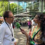 RZ-Reporterin Rosi Taslima Azam im Gespräch mit Ruhrfestspiel-Intendat Olaf Kröck am 1. Mai in Recklinghausen.