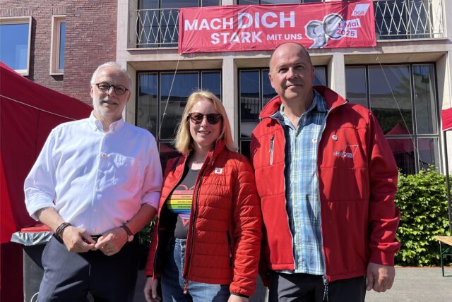 Bürgermeister Matthias Müller, Nadine Bloemers, stellvertretende Leiterin des IGBE-Landesbezirks Westfalen, und Thomas Prinz, der Vorsitzende der DGB-Ortsgruppe