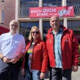 Bürgermeister Matthias Müller, Nadine Bloemers, stellvertretende Leiterin des IGBE-Landesbezirks Westfalen, und Thomas Prinz, der Vorsitzende der DGB-Ortsgruppe
