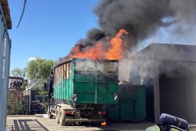 Ein brennender Lkw steht auf einem Firmengelände in Recklinghausen
