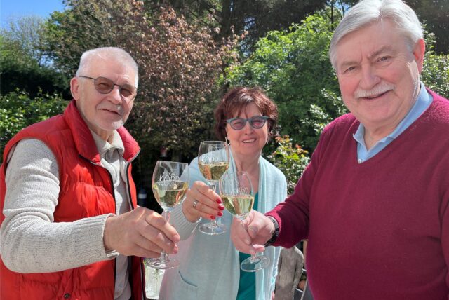 Kanzler Werner Kopp (r.) mit Ingrit und Horst Güttler, die auch schon die Anfänge des Vestischen Weinkonvents zu Recklinghausen e.V. begleitet haben.