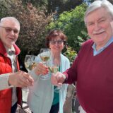 Kanzler Werner Kopp (r.) mit Ingrit und Horst Güttler, die auch schon die Anfänge des Vestischen Weinkonvents zu Recklinghausen e.V. begleitet haben.