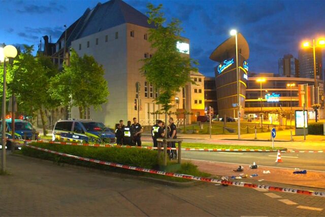 Mehrere Polizisten stehen am Tatort in der Nähe des Dortmunder Hauptbahnhofs.
