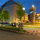 Mehrere Polizisten stehen am Tatort in der Nähe des Dortmunder Hauptbahnhofs.