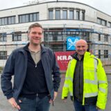 Christian Borghaus und Robert Kramer stehen vor einem Neubau an der Pannhütt 31 in Waltrop.