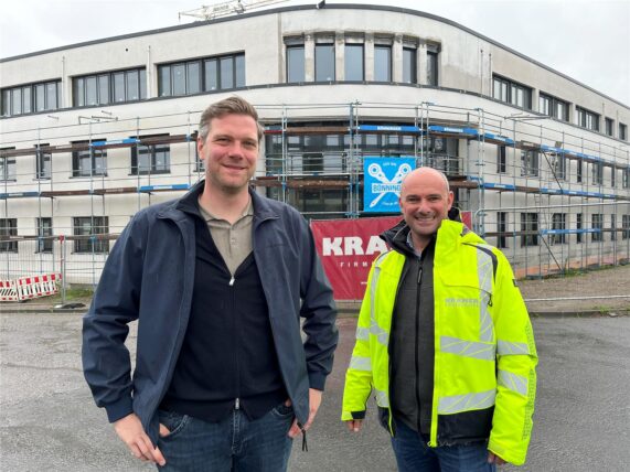 Christian Borghaus und Robert Kramer stehen vor einem Neubau an der Pannhütt 31 in Waltrop.