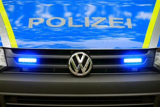 Ein Fahrzeug der Polizei ist im Einsatz.