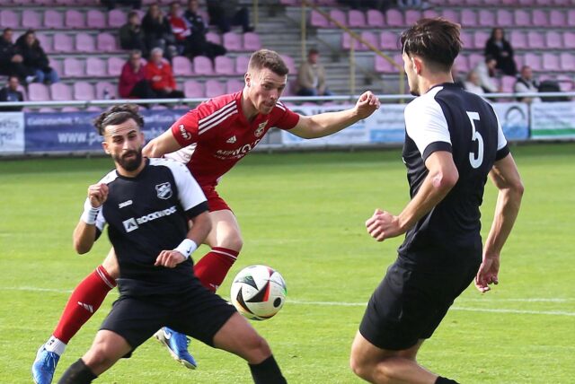 Willkommen zurück im Badeweiher-Stadion: Trainer Manfred Wölpper freut sich, dass Johannes Hülsken (M.) in der neuen Saison wieder für den VfB Hüls spielt.