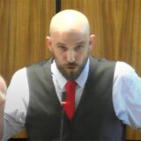Ratsherr Boris Benkhoff steht gestikulierend am Rednerpult.