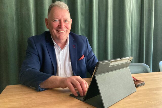 CDU-Ratsherr Peter Gesser aus Marl sitzt mit einem Tablet am Tisch.