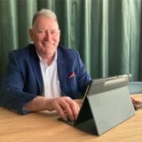 CDU-Ratsherr Peter Gesser aus Marl sitzt mit einem Tablet am Tisch.