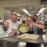 Vegane Hollandaise kann richtig lecka schmecken, versichert Günther Overkamp. Sie braucht nur die richtigen Zutaten und die müssen exakt dosiert sein. Funktioniert auch im Thermomix. Hier allerdings wird sie fachgerecht geschlagen von Koch Angelo Troiani, assistiert von Koch Mohamed Ali.