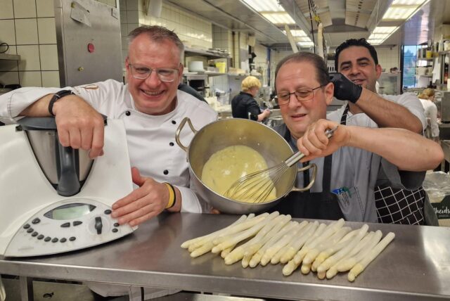 Vegane Hollandaise kann richtig lecka schmecken, versichert Günther Overkamp. Sie braucht nur die richtigen Zutaten und die müssen exakt dosiert sein. Funktioniert auch im Thermomix. Hier allerdings wird sie fachgerecht geschlagen von Koch Angelo Troiani, assistiert von Koch Mohamed Ali.