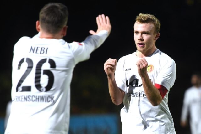 Im Hinspiel setzte sich die Spvgg. Erkenschwick dank eines Doppelpacks von Kapitän Finn Wortmann (r.) mit 2:1 gegen den FC Eintracht Rheine durch.