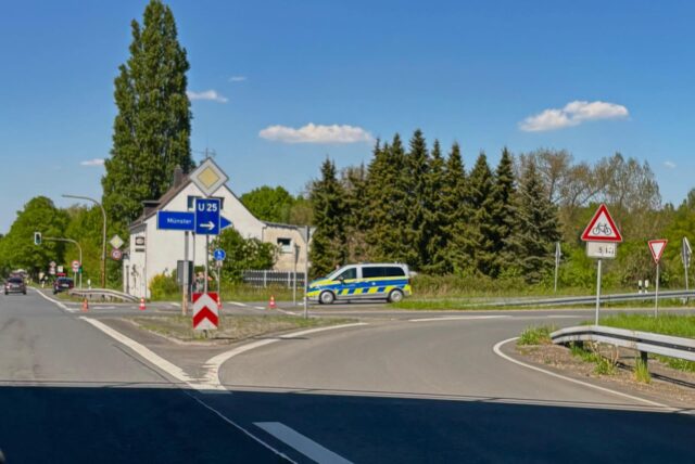 Ein Polizeiauto steht in einer Autobahnzufahrt.