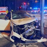 Ein zerstörtes Auto steht nach einem Unfall an der Herzlia-Allee in Marl vor einem Ampelmast.
