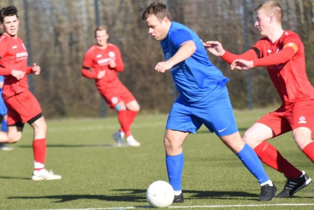 Jens Randermann (am Ball) ist wieder da.