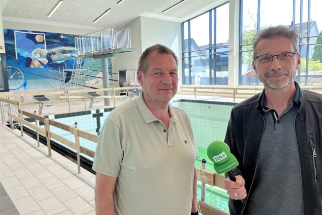 Heinz Niehoff und Harald Landgraf stehen vor dem neuen Schwimmbecken im Sportbad Westerholt.