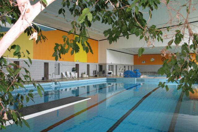 Das Hallenbad Mengede mit dem leeren Schwimmbecken.