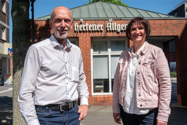 Joachim Schmidt und Martina Möller vor dem alten Pavillon der Hertener Allgemeinen.