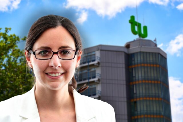 Sprecherin Eva Prost vor einem Gebäude der Technischen Universität (TU) Dortmund.