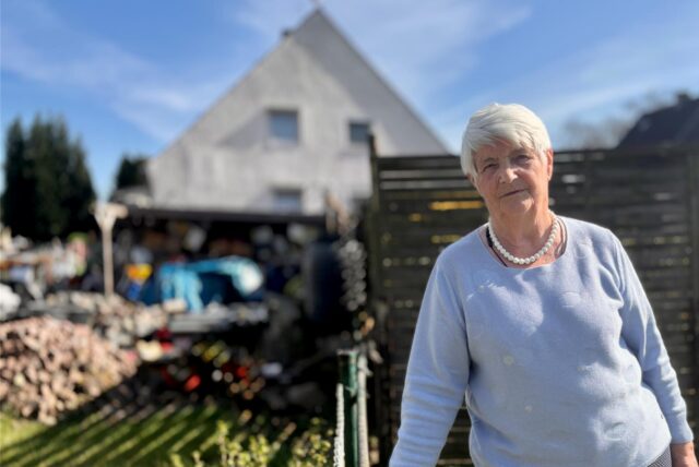 Wenn Wilma Noth am Gartenzaun steht, sieht sie haufenweise gelagerte Gegenstände auf dem Nachbargrundstück.