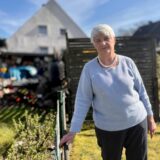 Wenn Wilma Noth am Gartenzaun steht, sieht sie haufenweise gelagerte Gegenstände auf dem Nachbargrundstück.