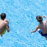 Symbolbild zeigt Kinder, die ins Wasser springen.