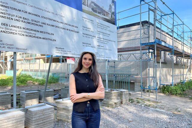 Projektleiterin Aycan Buyruk vor der Baustelle des Kulturzentrums Marschall 66.