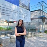 Projektleiterin Aycan Buyruk vor der Baustelle des Kulturzentrums Marschall 66.