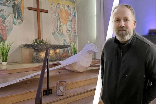 René Kullick vor der Friedenstaube in der Petrikirche