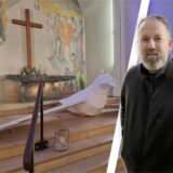 René Kullick vor der Friedenstaube in der Petrikirche
