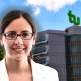Sprecherin Eva Prost vor einem Gebäude der Technischen Universität (TU) Dortmund.