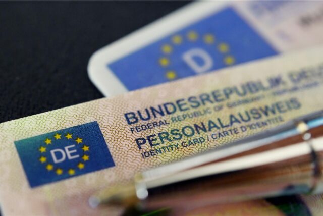 Symbolbild zeigt Ausschnitte von Personalausweisen.