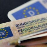 Symbolbild zeigt Ausschnitte von Personalausweisen.
