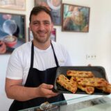 Sleiman Kalach steht im Lieblingscafe in Herten-Süd hinter der Theke und präsentiert Backwaren.