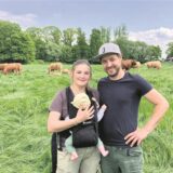 Franzi (mit Säugling) und Bernd Schmidt vor der Rinderherde.