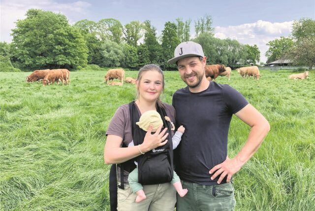 Franzi (mit Säugling) und Bernd Schmidt vor der Rinderherde.