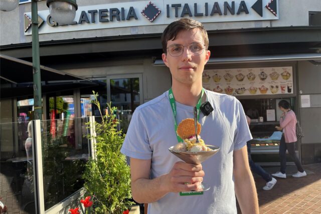 WZ-Reporter Valentin Schneider steht vor einem Eiscafé in Waltrop.