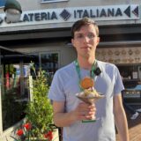 WZ-Reporter Valentin Schneider steht vor einem Eiscafé in Waltrop.