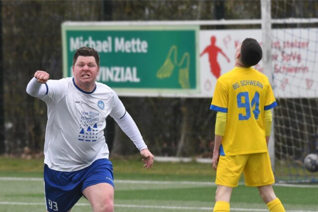 Marc Schröter (l.) kämpft mit dem FC Castrop-Rauxel um den Aufstieg in der Bezirksliga 10.