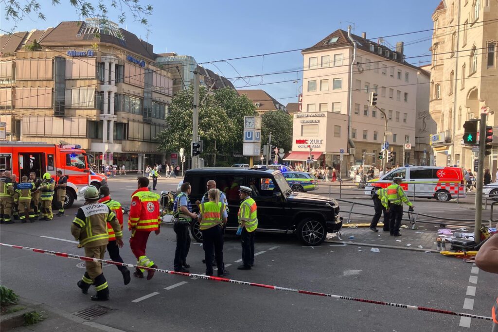 Die Unglücksstelle ist abgesperrt. In der Mitte steht ein schwarzer Geländewagen. Einsatzkräfte arbeiten. 