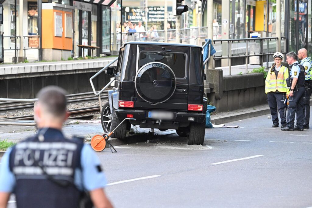 Heckansicht des Geländewagens. 