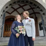 Zwei Menschen, die geheiratet haben, stehen vor dem Rathaus in Recklinghausen.