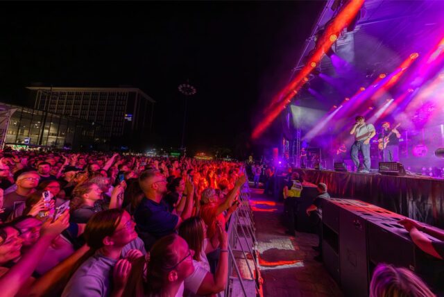 Zur offiziellen Eröffnung vom Stadtfest Dortbunt trat Popstar Max Giesinger vor 8000 Menschen auf dem Friedensplatz auf.