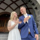 Zwei Menschen, die geheiratet haben.