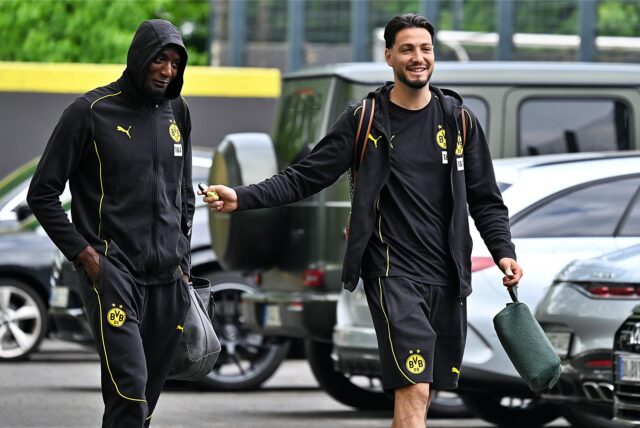 Ramy Bensebaini und Serhou Guirassy lachen.