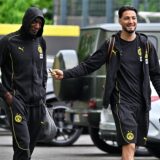 Ramy Bensebaini und Serhou Guirassy lachen.