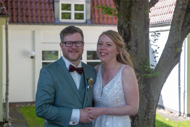 Julia (geborene Gill) und Robin Stridde haben sich getraut am Haus Goldschmieding.