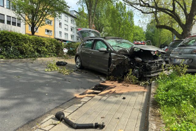 Ein Auto nach einem Unfall an der Märkischen Straße.